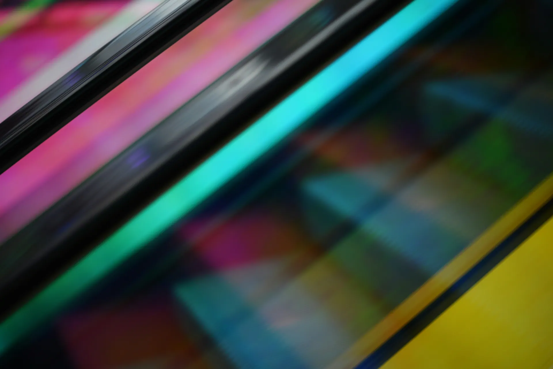 Dark iridescent light streaks